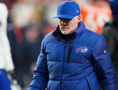 Sean McDermott se va con un récord de temporada regular de 98 triunfos y 50 derrotas, en playoffs deja una marca de ocho victorias y ocho tropiezos. AP / D. Zalubowski