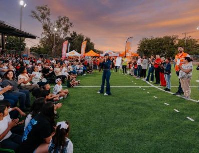 Para cerrar un compromiso de cuidado, la Presidenta, junto con usuarios de la Unidad, plantaron un árbol. ESPECIAL/Gobierno de Guadalajara