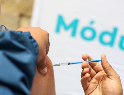 Héctor Raúl Pérez Gómez, secretario de Salud en la Entidad, detalló que para lograr el objetivo de incrementar el número de dosis, se duplicó el número de brigadas de vacunación con la participación de diversas instituciones del Sector Salud y de otros ámbitos. METRÓPOLI / ARCHIVO