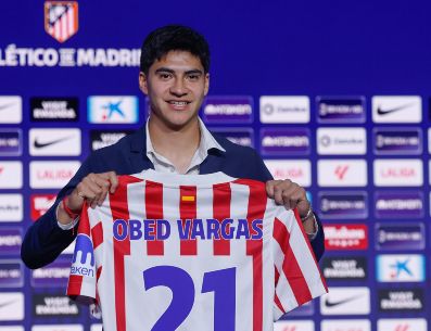 Durante su presentación este miércoles en el estadio Metropolitano, Obed Vargas destacó el sacrificio de su familia, que migró de México a Alaska en busca de mejores oportunidades, y que lo llevó a firmar con el conjunto español. EFE / S. Pérez