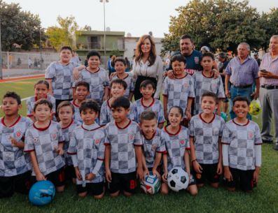 Se renovaron tanto la cancha de futbol como la de basquetbol, se reparó el área lúdica y se habilitó una zona de activación. ESPECIAL / Gobierno de Guadalajara