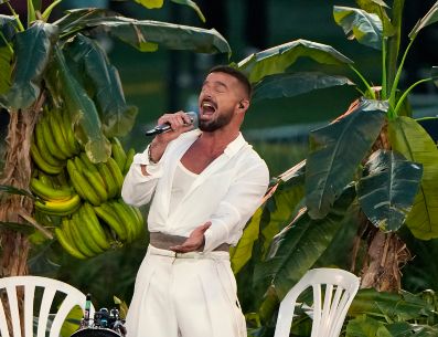 Ricky Martin durante su presentación en el medio tiempo del Super Bowl 60 de la NFL entre los Patriots de Nueva Inglaterra y los Seahawks de Seattle, AP/Charlie Riedel