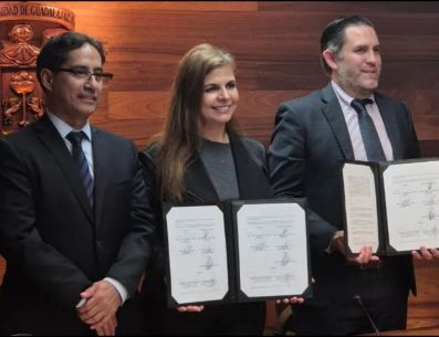 Karla Planter de la UdeG y Antonio Lancaster Jones del CCIJ muestran la firma del convenio de colaboración . METRÓPOLI / J. Velazco