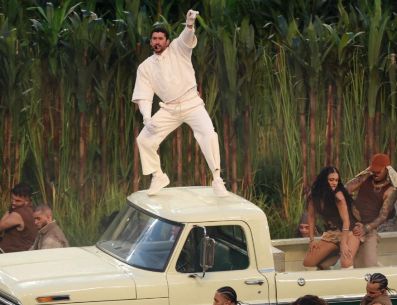 En general, el espectáculo de Bad Bunny promedió 128.2 millones de espectadores. AFP / P. T. Fallon