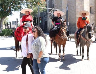 Sombreros bordados, elegantes trajes negros y caballos finamente ataviados marcaron el ritmo de una jornada. CORTESÍA