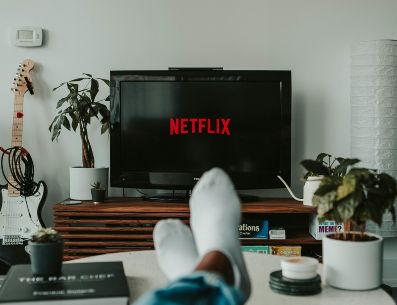 El domingo es el momento perfecto para desconectar del mundo y ver series en Netflix. UNSPLASH / M. SIVARAM