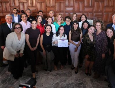 En representación del alcalde Juan José Frangie Saade, la secretaria general del Ayuntamiento, Graciela de Obaldía Escalante, recibió el galardón y destacó que el logro responde a una visión de largo plazo iniciada en 2015. ESPECIAL/ Gobierno de Zapopan