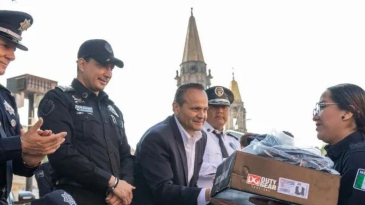 Gobierno de Chapala entrega patrullas y uniformes a elementos de ...