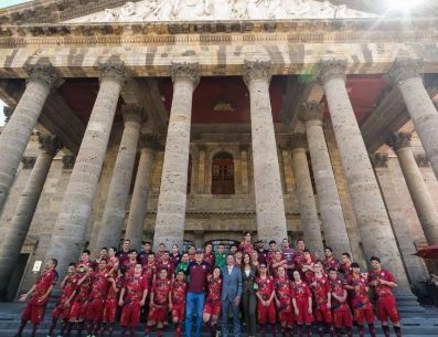 En la foto, que tuvo como fondo el Teatro Degollado, también estuvieron David Prado, director del Consejo Municipal del Deporte de Guadalajara, y Andrea Blanco Calderón, Coordinadora de Desarrollo Social del Gobierno del Estado. ESPECIAL/Gobierno de Guadalajara