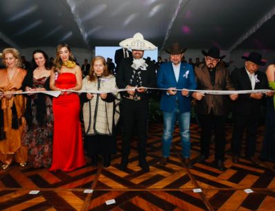 Los asistentes disfrutaron de una cena tradicional mexicana acompañada por la presentación de la Banda Municipal, mariachis, ballet folklórico y un grupo versátil. CORTESÍA/ Gobierno de Tlajomulco