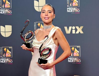 La cantante mexicana, Majo Aguilar, posa con sus galardones en la sala de prensa de la 38 edición de 'Premio Lo Nuestro' la noche del jueves en el Kaseya Center de Miami, Florida. EFE/A. Civita
