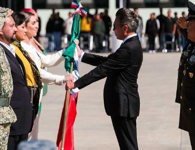 El mandatario jalisciense abanderó a directivos de nueve escuelas públicas del estado, en una ceremonia realizada en la XV Zona Militar, en Zapopan. ESPECIAL/Gobierno de Jalisco