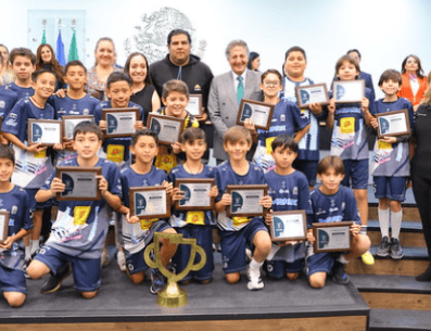 La regidora Haydee Aceves encabezó la entrega de reconocimientos a niñas, niños y beisbolistas profesionales. ESPECIAL/Gobierno de Zapopan