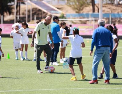 Durante la jornada, 100 menores de entre 11 y 16 años participaron en entrenamientos especializados junto a exjugadores históricos del club español. ESPECIAL
