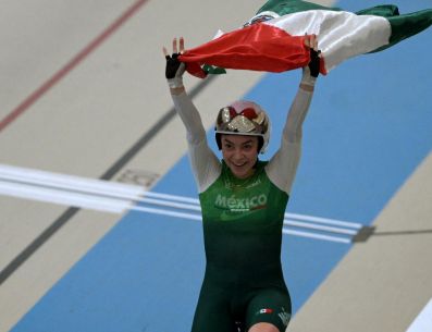 Este viernes, Yareli Acevedo ganó la medalla de oro en la carrera de eliminación en la Copa del Mundo de Ciclismo de Pista 2026. AFP / ARCHIVO