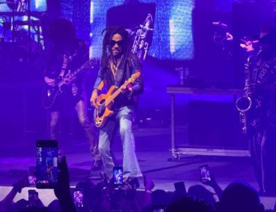 De mezclilla, lentes oscuros y sus largas rastas inconfundibles, Lenny Kravitz desgarró el aire con los primeros acordes violentos, rockeros, de su guitarra eléctrica. EL INFORMADOR / A. NAVARRO