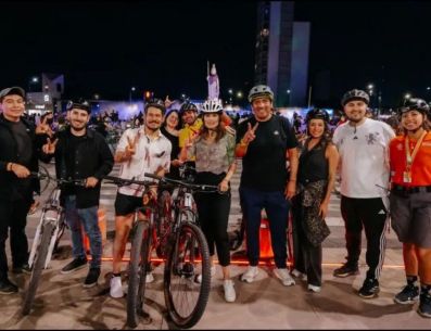 Verónica Delgadillo recorrió la Vía RecreActiva Nocturna, además de caminar por el Paseo Alcalde y disfrutar de las actividades culturales que había en las diferentes estaciones y templos. CORTESÍA