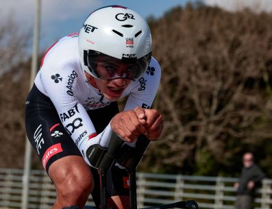 Se espera que Isaac del Toro logre remontar posiciones en las próximas etapas de montaña, terreno donde suele imponerse ante sus rivales. EFE / R. Bettini