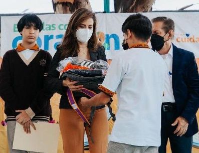 La presidenta invitó a la comunidad educativa de las escuelas beneficiadas a cuidar del equipo que se les entregó para que pueda beneficiar a más estudiantes. ESPECIAL/Gobierno de Guadalajara