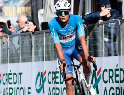 Mañana domingo, el recorrido será plano en su mayoría, perfecto para que del Toro luzca la "Maglia Azzurra" y levante el "Tridente" que ya tiene en sus manos. EFE / R. Bettini