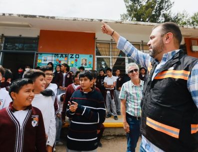El alcalde de Tlajomulco visitó dos escuelas ubicadas en esta localidad para dialogar con docentes, padres de familia y estudiantes, con quienes se comprometió a realizar gestiones ante el Gobierno de Jalisco, con el objetivo de buscar apoyos. ESPECIAL