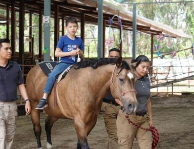 El Centro de Equinoterapia Artemisa aumentó su capacidad de respuesta para niños y niñas con diferentes padecimientos y discapacidades. ESPECIAL / Policía de Guadalajara