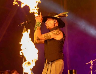 "Lo pasado, pasado", "Pata de perro" y "Solin" amenizaron la noche y abrieron los círculos de "paz y baile" tan comunes de La Maldita Vecindad. SUN / ARCHIVO