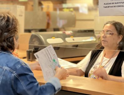 Más de 1 millón 290 mil vehículos ya realizaron la sustitución de láminas en el estado; a partir de abril el trámite tendrá costo y circular con placas vencidas podría generar sanciones. ESPECIAL/Gobierno de Jalisco