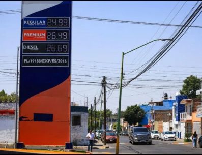 Automovilistas, taxistas y operadores del transporte público señalan que el aumento en el costo del combustible impacta directamente en su economía. METRÓPOLI /J. Acosta