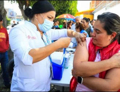 Pérez Gómez instó a las familias a que vacunen a sus hijas e hijos, y aquellas personas quienes aún no tienen completo su esquema de vacunación (de dos dosis), a que lo hagan antes del periodo vacacional. METRÓPOLI / J. Acosta