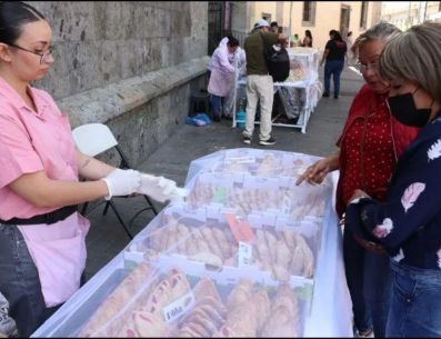 Se permitirá la colocación de puestos con artículos como empanadas, palmas, cirios, agua y más productos en distintos puntos de la ciudad. CORTESÍA