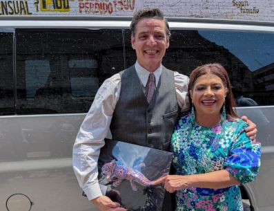 Pascal recibió un detalle muy representativo de México: una figura de ajolote elaborada con arte huichol y un peluche de Tláloc. X/@ClaraBrugadaM