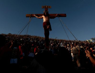 Más allá de la estricta observancia religiosa, el Viernes Santo invita a toda la sociedad a hacer una pausa reflexiva en medio de la acelerada vida moderna. AFP / ARCHIVO