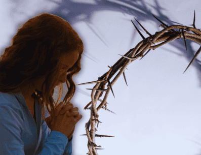 Semana Santa 2026: El silencio y la moderación en las costumbres ayudan a los creyentes a conectarse espiritualmente de manera más íntima con el sacrificio divino. ESPECIAL / CANVA