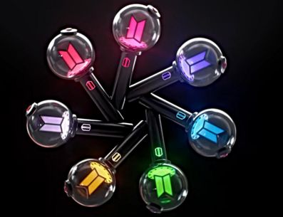 Se espera que el Army Bomb se venda en los conciertos como parte de la mercancía oficial del tour, aunque su disponibilidad no está garantizada, ya que suele ser uno de los artículos más solicitados por los asistentes y puede agotarse en pocas horas. YOUTUBE/BANGTANTV