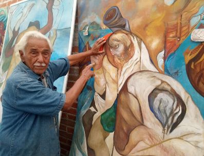 Melchor Peredo García mostrando uno de sus murales en Veracruz (Mexico). EFE / ARCHIVO