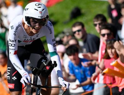 El ciclista mexicano Isaac del Tour (UAE) se retiró de la Itzulia tras sufrir una dura caída muy lejos de la línea de meta. AFP / ARCHIVO