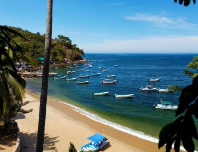 Combinar la pasión del futbol con la inigualable belleza de nuestras playas es, sin duda, la jugada maestra para este 2026. ESPECIAL / CANVA