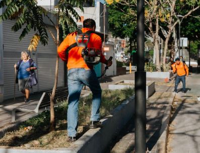 La intervención en López Cotilla forma parte del programa Alerta Limpia, en el que se socializa y concientiza a los comerciantes a cumplir el reglamento. CORTESÍA/ Ayuntamiento de Guadalajara