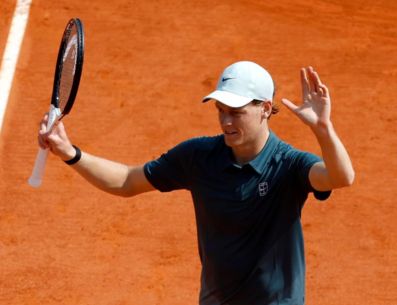 Jannik Sinner asumirá el número uno del mundo a partir del lunes, y alcanzará su semana 67 en la cima. EFE / S. Nogier