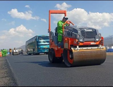 El Centro SICT Jalisco explicó que estas obras de conservación carretera son necesarias para proteger la carpeta asfáltica. CORTESÍA
