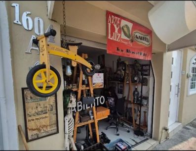 Don Enrique se aventura a hacer un pronóstico: en los próximos años, las empresas más grandes de la ciudad se dedicarán al reciclaje y a la reutilización de objetos. METRÓPOLI / O. González