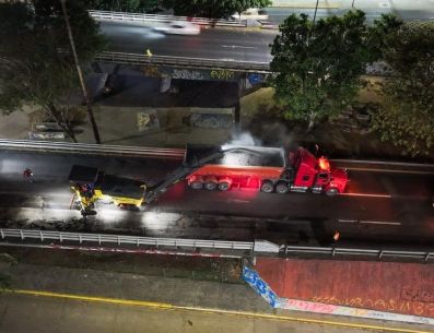 La dependencia trabaja en coordinación con la Policía Vial para garantizar el respeto a los cierres parciales y la adecuada canalización del tránsito hacia carriles laterales. CORTESÍA