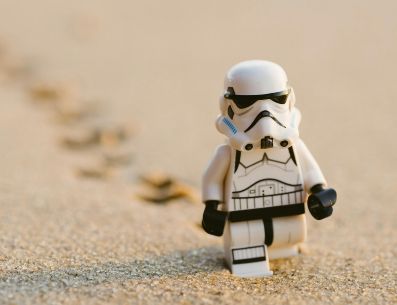Star Wars más allá de ser una franquicia se convirtió en un fenómeno cultural y comercial sumamente activo. UNSPLASH / D. CHEUNG