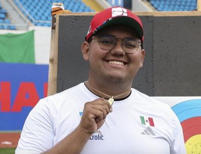 Sebastián García mostrando su cadena de oro tras vencer a Nicolas Girard en la final de la Copa del Mundo de tiro Con Arco. ESPECIAL / X: @conadeoficial