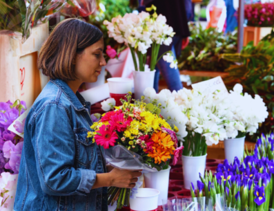 Si te preguntas dónde comprar, el histórico Mercado de Mezquitán sigue siendo el referente principal en el Área Metropolitana de Guadalajara. ESPECIAL / CANVA