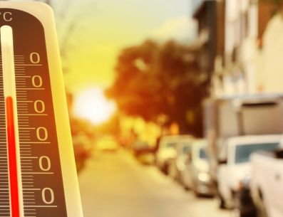 Según los datos compartidos por el canal oficial Jalisco Alerta, la temperatura dentro de un automóvil puede aumentar más de 20 °C por encima del clima exterior. ESPECIAL / CANVA