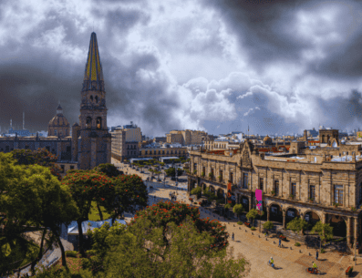 El panorama para el resto de la semana indica que las lluvias intermitentes continuarán al menos hasta el miércoles en Guadalajara. ESPECIAL / CANVA