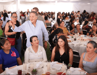 El Alcalde agradeció el trabajo de las mujeres para cuidar el hogar con amor y convertirse en el motor principal de su familia. ESPECIAL/Gobierno de Zapopan