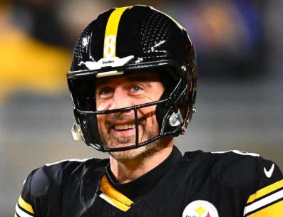 Aaron Rodgers llegó a la organización de Pensilvania en 2025 como agente libre, buscando redención tras un paso deslucido y lleno de dudas con los New York Jets. AFP / ARCHIVO